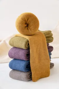Nahaufnahme von dicken Strick-Frotteesocken im Detail, weiche Textur, kuschelige Winterwarme.