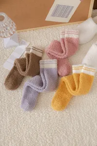 Gemütliche flauschige Korallenfleece Wintersocken, warme dicke Haussocken für Damen.