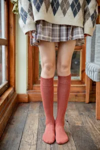 Gemütliche Damen Knie-hohe Frotteesocken in warmem Rotbraun für den täglichen Gebrauch.