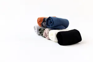 Vista detallada de calcetines de algodón lisos para hombre enrollados, foto de producto limpia.