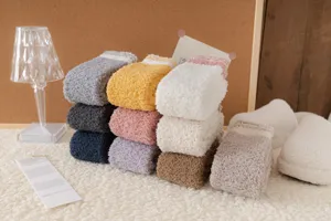 Flauschige Korallenfleece Socken im Detail, weiche Textur für warme Winter-Schlafkleidung.