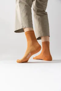 Vista detallada de calcetines de algodón de color sólido para hombre, transpirables de verano.