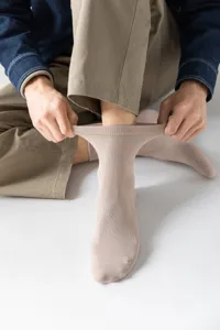 Vista detallada de calcetines lisos para hombre mostrando la elasticidad del puño.