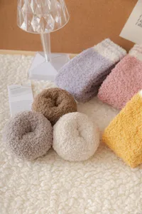 Gemütliche Korallenfleece flauschige Schlummersocken Detail weiche warme Plüsch Socken Damen.