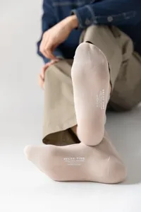 Calcetines de algodón casual de color liso para hombre, diseño fino transpirable para el hogar.