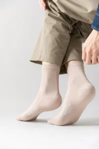 Vista detallada de calcetines casuales lisos y transpirables para hombres en caqui claro.