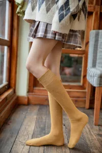 Detailansicht senfgelbe Kniestrümpfe für Damen, kuschelige warme Baumwollsocken für Winter.