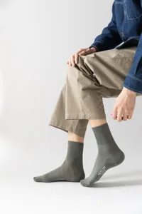 Calcetines de hombre de color sólido media caña de algodón casual, cómodos, suaves y transpirables.
