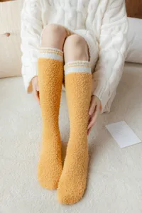 Damen gelbe Korallenfleece Kniestrümpfe kuschelige Winter warme flauschige Hausschuhe Socken