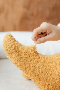 Gemütliche Korallenfleece Wintersocken Detail zeigt superweiche Plüschtextur und warmen Stoff.
