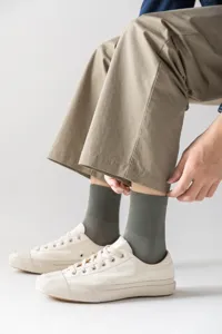 Calcetines casuales de algodón de tubo medio para hombre, color sólido, transpirables y cómodos.