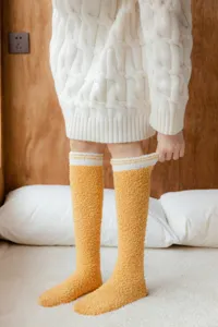 Flauschige Korallenfleece Kniestrümpfe Detailansicht, weiche Wintersocken Nahaufnahme