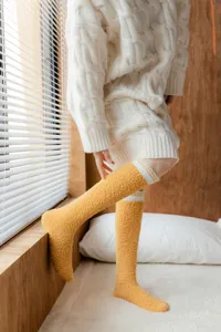 Damen Winter warme Korallenfleece flauschige lange Socken Kniestrümpfe gemütlich Detailansicht