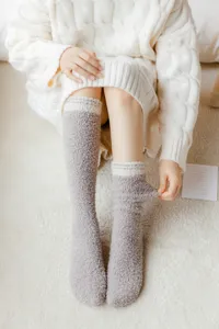 Gemütliche Kniestrümpfe aus Korallenfleece für Damen, warme Wintersocken in Grau.