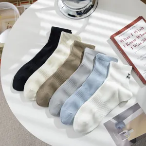 Detailansicht der bequemen einfarbigen Rippstrick-Socken in verschiedenen Farben, weiche Baumwolle.