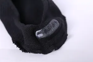Primer plano detalle calcetín invisible negro escotado con agarre de silicona antideslizante.