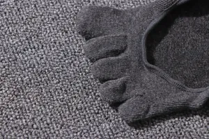 Men's dark grey five-toe boat socks detail view, breathable low-cut summer cotton socks.