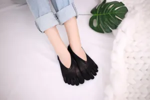 Detalle de calcetines de cinco dedos de malla negra para mujer, diseño invisible.