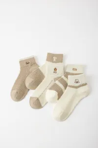 Women's breathable mesh short socks with cute embroidery, spring and summer casual cotton ankle socks.