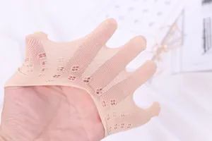 Vista dettagliata di calze a cinque dita estive in rete sottile per donne, design traspirante e nude.