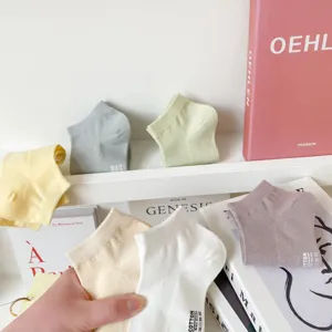 Chaussettes courtes unies respirantes pour femme en été, socquettes filet confortables.