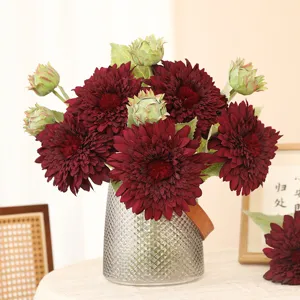 Mazzo di girasoli artificiali per decorazione tavola da pranzo fiore finto di lusso.