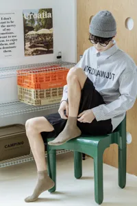Detailansicht von gerippten Herren Baumwoll Socken in Khaki mit Passform und Stickerei.