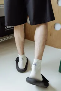 Detailansicht von Herren-Sportsocken mit stylischer Fersenbestickung im Baumwollstil.