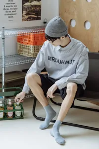Detailaufnahme von lässigen Herren-Crew-Socken aus grauer Baumwolle im modernen Alltags-Look.