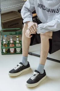 Bequeme Herren-Socken in Hellblau, ideal für den Alltag und lässige Sneakers kombiniert.