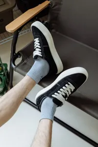 Detailansicht von Herren Freizeitsocken aus Baumwolle mit dezenter Knöchelstickerei.