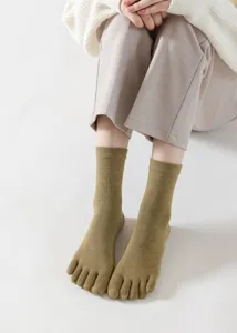 Retro mid-tube five-toe yoga socks for women, comfortable cotton knit fitness footwear detail.