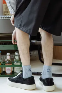 Graue Herren Socken mit Knöchel Stickerei Detail, lässige bequeme Baumwollsocken.