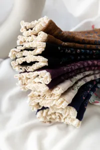 Women vintage floral pattern socks with delicate lace ruffle cuffs short cotton socks.