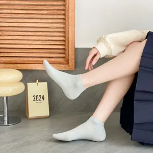 Détail de chaussettes courtes unies, design en maille respirante pour femmes en été.