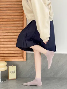 Vue detaillee des chaussettes basses unies pour femmes chaussettes d'ete respirantes.