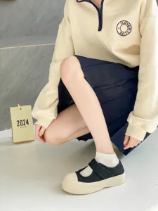 Élégante tenue décontractée avec un sweat-shirt à demi-zip et une jolie jupe plissée.