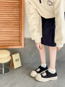 Vue détaillée de chaussettes courtes unies pour femmes en scène quotidienne, coton respirant.