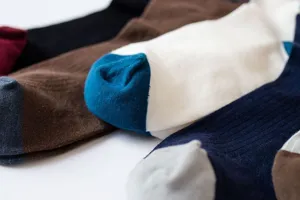 Ανδρικές casual βαμβακερές κάλτσες μεσαίου σωλήνα με κομψό και μοντέρνο σχεδιασμό μπλοκ χρωμάτων.