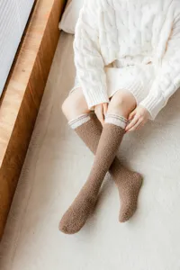 Gemütliche Korallenfleece Wadenstrümpfe, warme Plüsch-Schlaf-Kniestrümpfe für Damen.