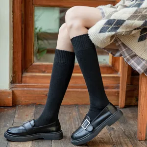 Damen schwarze Wadenstrümpfe japanischer Stil dicke Winter Baumwollsocken Hauptansicht.