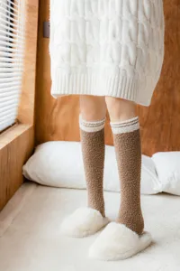 Gemütliche braune Korallenfleece Kniestrümpfe Detail, warme Schlaf Socken mit flauschigen Hausschuhen.