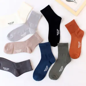 Calcetines de tubo medio de color sólido para hombre verano finos transpirables casual cómodos.