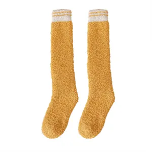Gemütliche dicke Korallenfleece-Langsocken für Damen, warme gestreifte Plüschsocken.