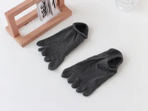 Calcetines de cinco dedos para hombre gris oscuro detalle, diseño corto y transpirable.
