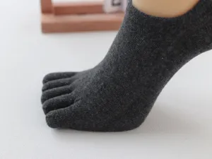 Detalle en primer plano de calcetines de cinco dedos para hombre, tela transpirable.