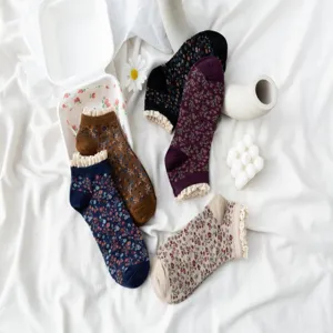 Women's vintage floral lace boat socks, soft cotton short socks with cute ruffle edge for daily wear.
