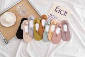 Vista dettagliata di calzini invisibili da donna in cotone tinta unita dai colori pastello.