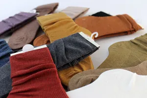 Dettaglio di calze al polpaccio da donna colorate con polsini a coste, vari colori casual.