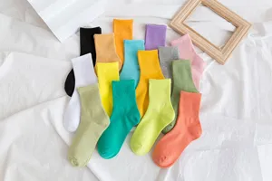 Vista dettagliata di calzini in cotone a tubo medio da donna, design a costole morbido e comodo.